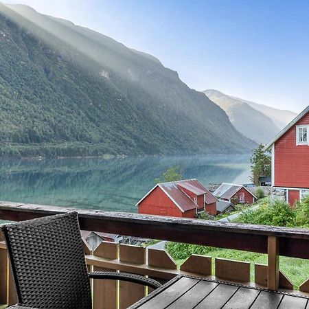 Cabin Alongside The Beautiful Fjaerlandsfjord Exterior foto
