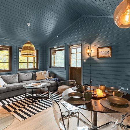 Cabin Alongside The Beautiful Fjaerlandsfjord Exterior foto