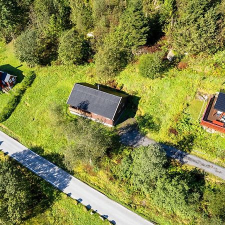 Cabin Alongside The Beautiful Fjaerlandsfjord Exterior foto