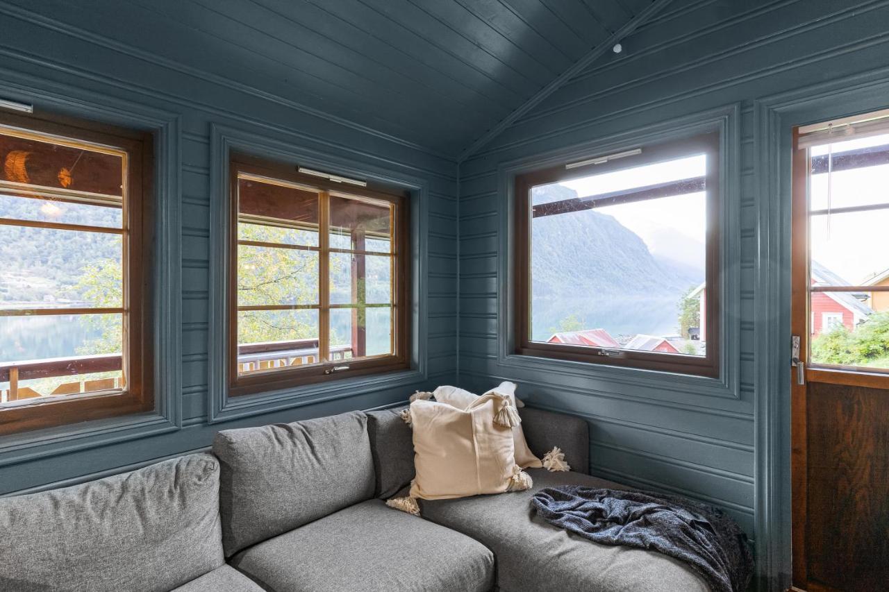 Cabin Alongside The Beautiful Fjaerlandsfjord Exterior foto