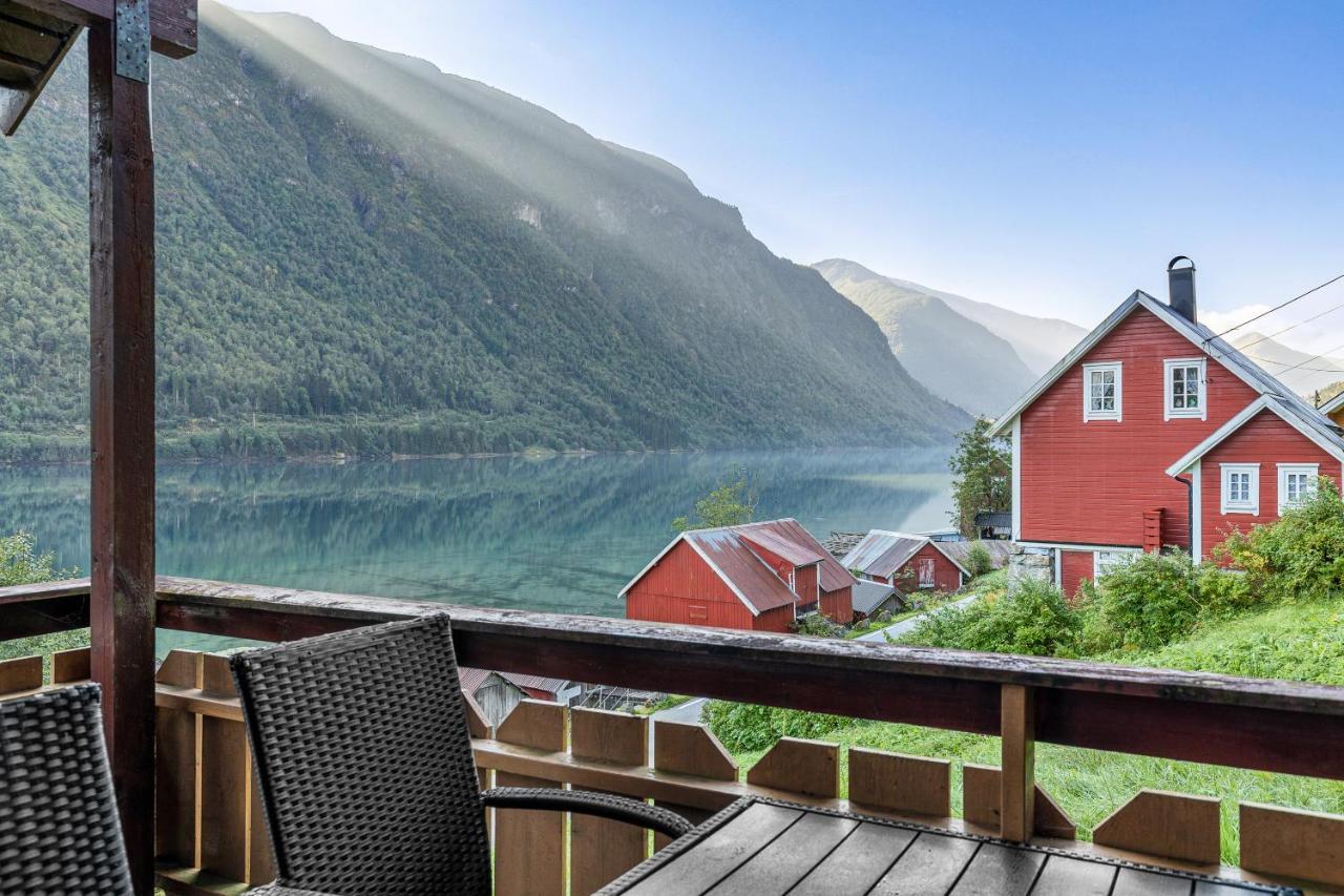 Cabin Alongside The Beautiful Fjaerlandsfjord Exterior foto
