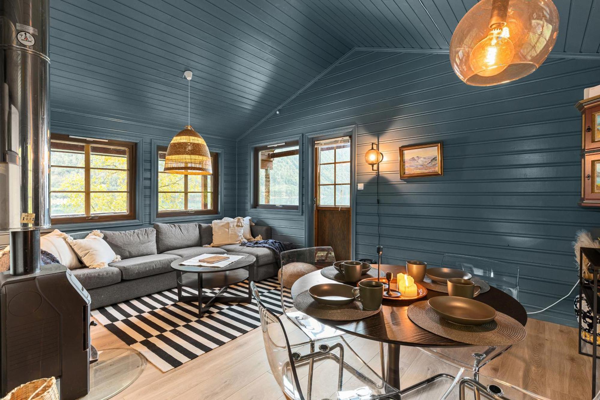 Cabin Alongside The Beautiful Fjaerlandsfjord Exterior foto