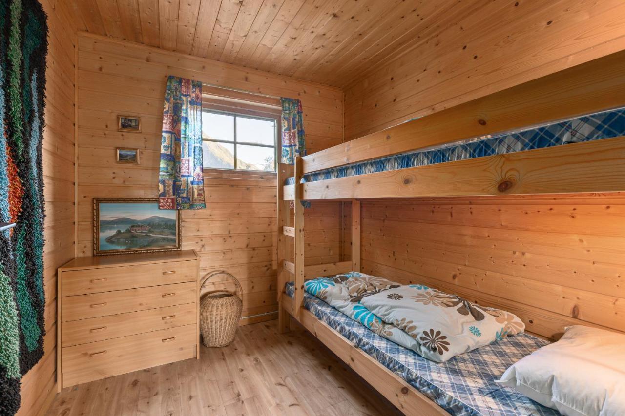 Cabin Alongside The Beautiful Fjaerlandsfjord Exterior foto