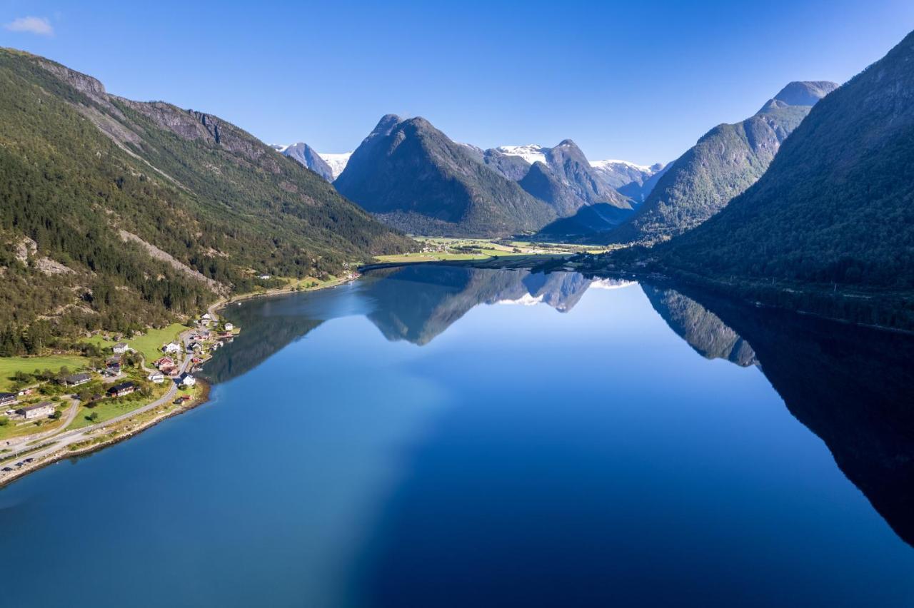 Cabin Alongside The Beautiful Fjaerlandsfjord Exterior foto