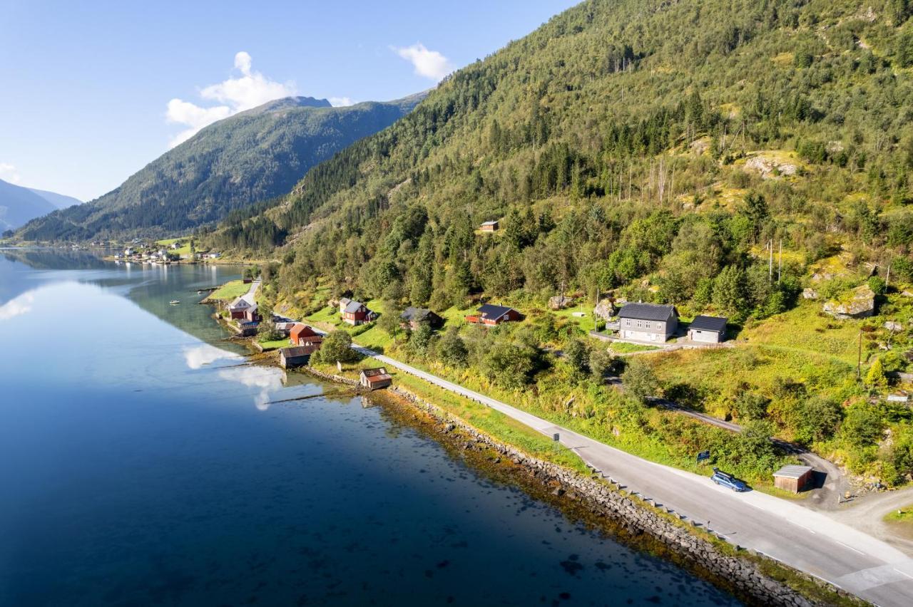 Cabin Alongside The Beautiful Fjaerlandsfjord Exterior foto