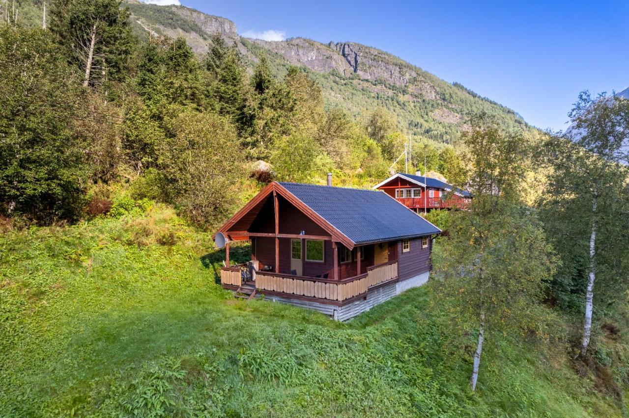 Cabin Alongside The Beautiful Fjaerlandsfjord Exterior foto