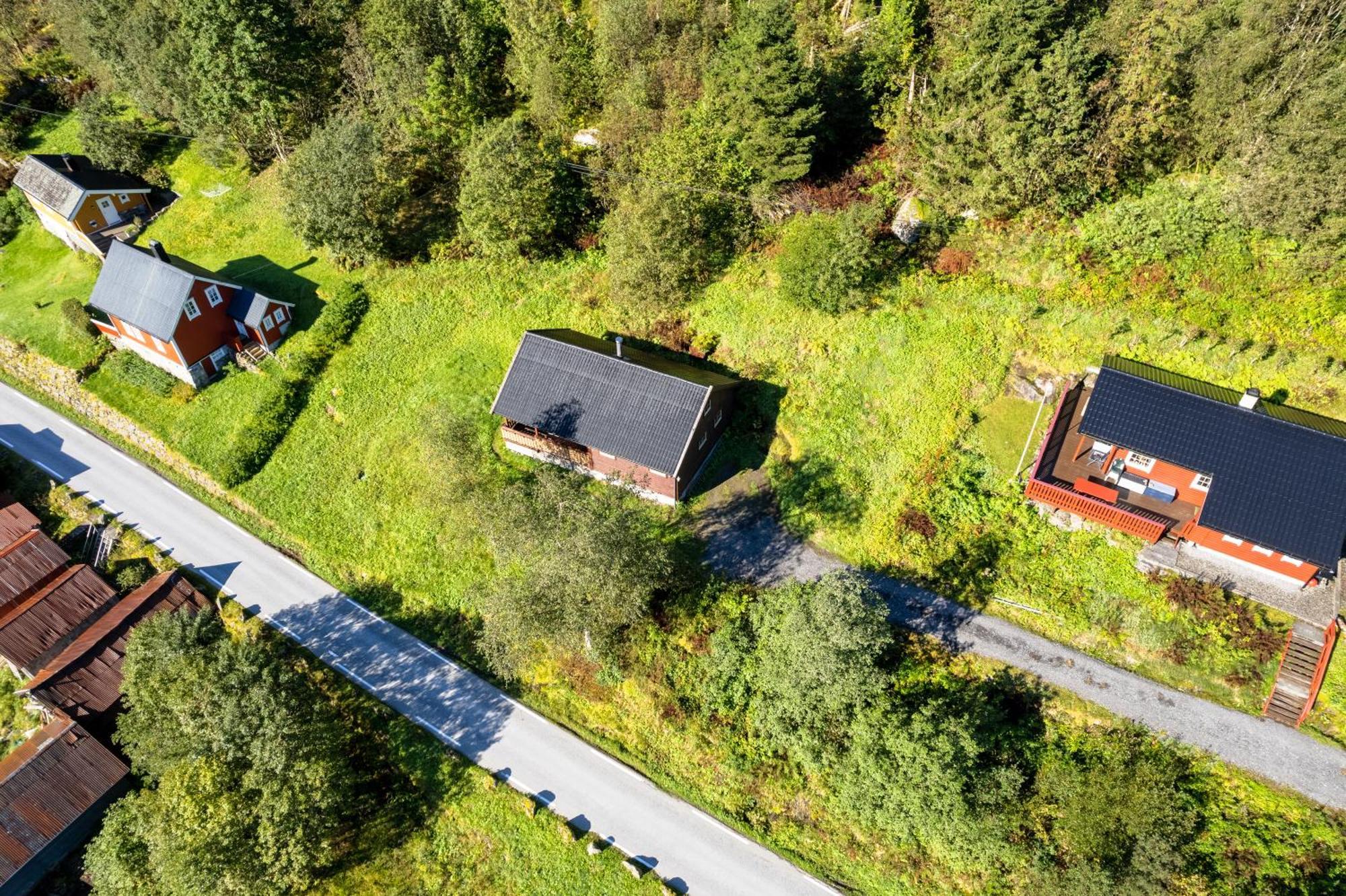 Cabin Alongside The Beautiful Fjaerlandsfjord Exterior foto