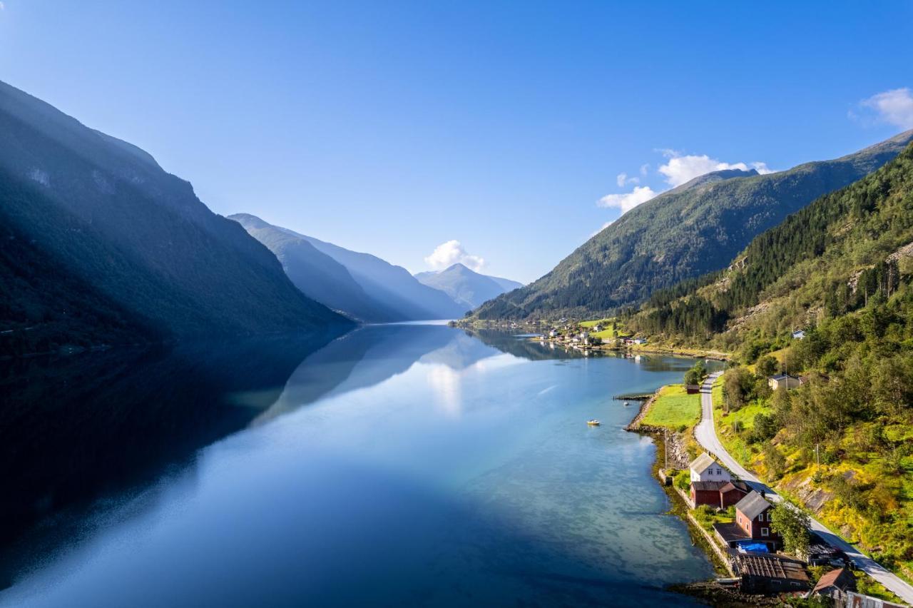 Cabin Alongside The Beautiful Fjaerlandsfjord Exterior foto