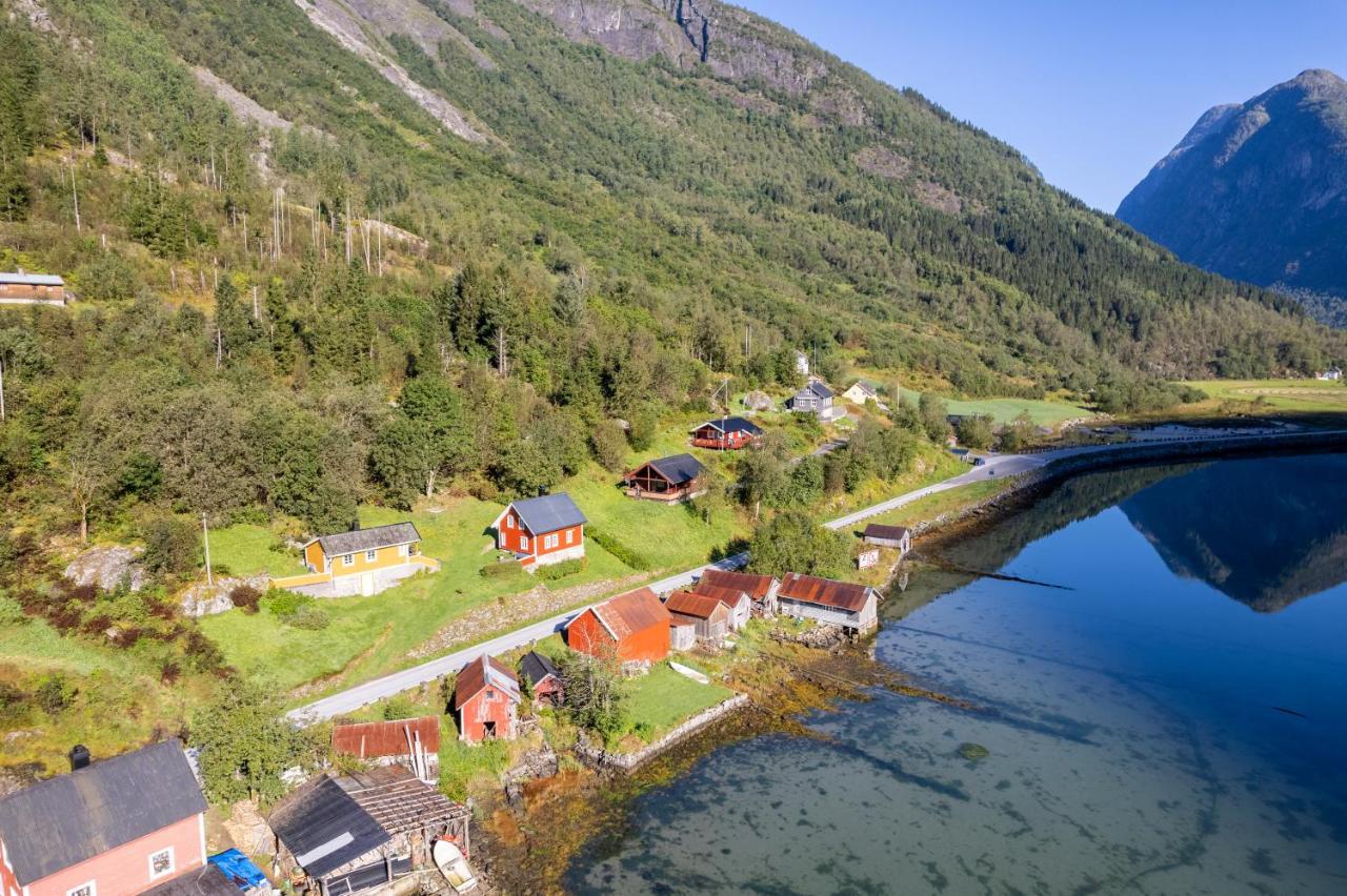 Cabin Alongside The Beautiful Fjaerlandsfjord Exterior foto
